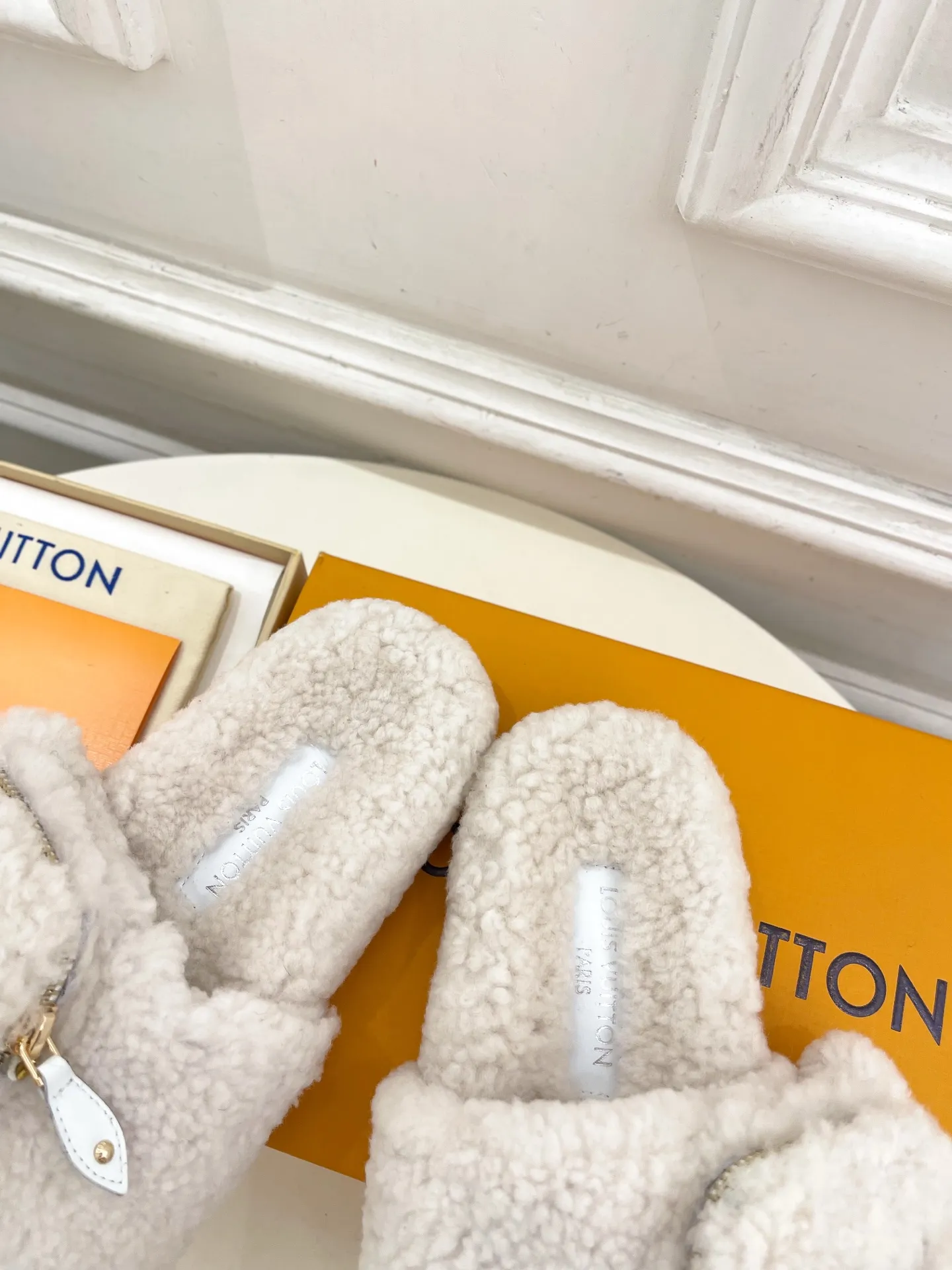 👟👟Ex-factory price 480👟👟 | Louis Vuitton 25𝐬𝐬 🧡💚2025 spring and summer new style top version⚠️ The counter features the latest LV wallet fur slippers, new hard goods🆕 ❥BS purchasing level! Full of high-end feel! A popular model among bloggers at home and abroad, it’s retro and fashionable and looks amazing on your feet! Mainly recommended model on the official website★ ━━━━━ ЅᏇєєt ━━━━━ ▪️Upper: Original custom-made wool ▪️Lining: imported goat hair lining ▪️Outsole: Original custom-made non-slip outsole ▪️Heel height: flat ▪️Shoe size: 35-39 (40.41.42 customization is not returnable)